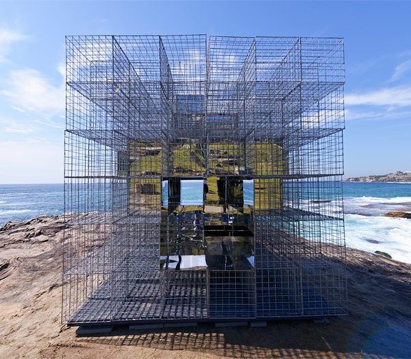 miroir-architecture-installation-artistique-miroir-la-cabane-de-plage-australienne-reinterpretee-par-neon-0