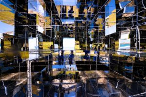 miroir-architecture-installation-artistique-miroir-la-cabane-de-plage-australienne-reinterpretee-par-neon-1