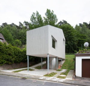 la-mini-maison-architekturburo-scheder-sur-pilotis-0