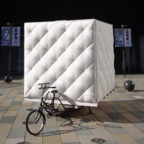 une-mini-maison-tractee-par-un-velo-tricycle-boa-house-dot-architectes-polyuréthane