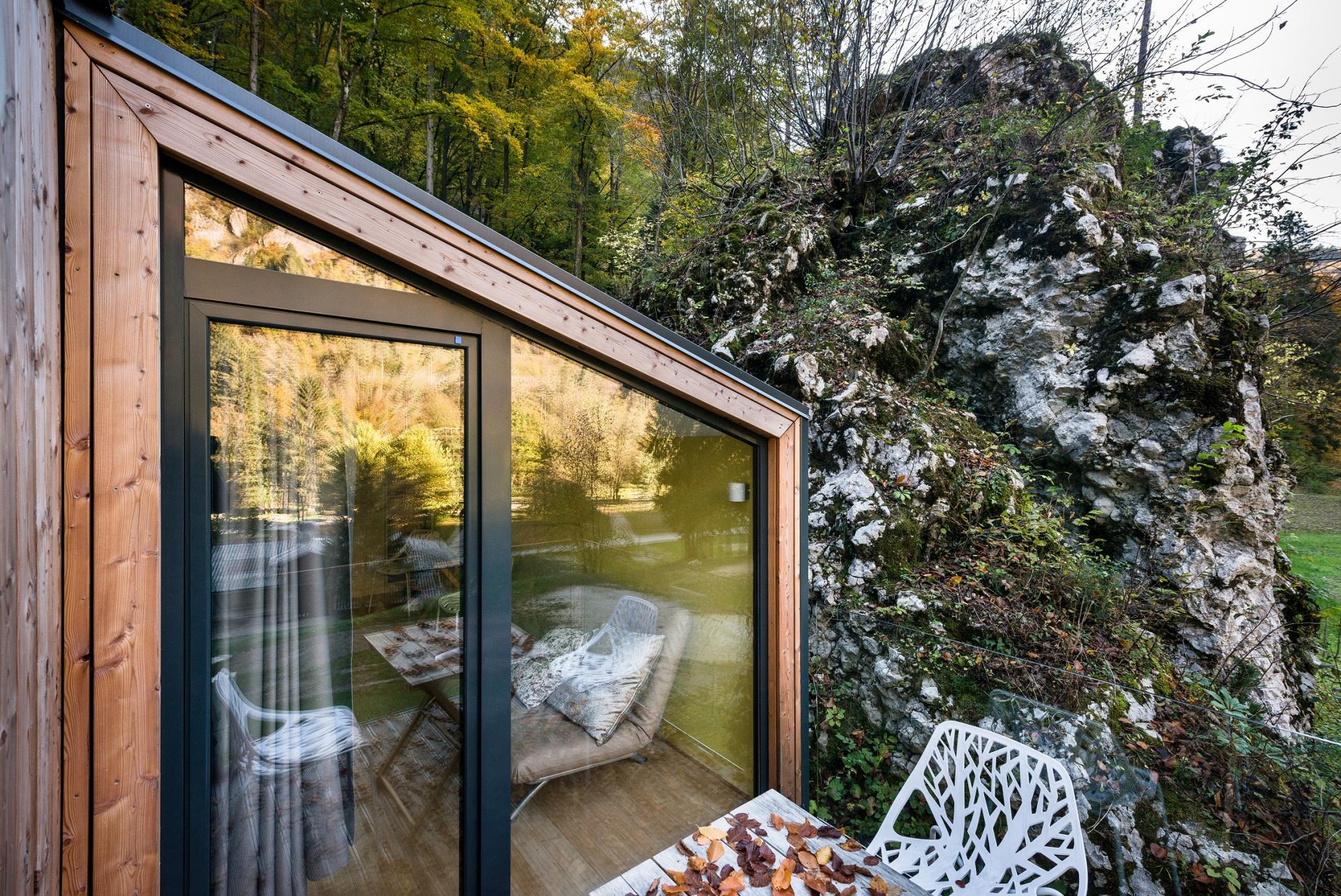 cabane-mini-chalet-montagne-ekokoncept-for-4-0 maison-prefabriquee-contemporaine-ecologique-en-bois