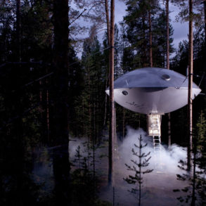 chambre-hotel-science-fiction-vaisseau-spatial-ovni-ufo-treehotel-0