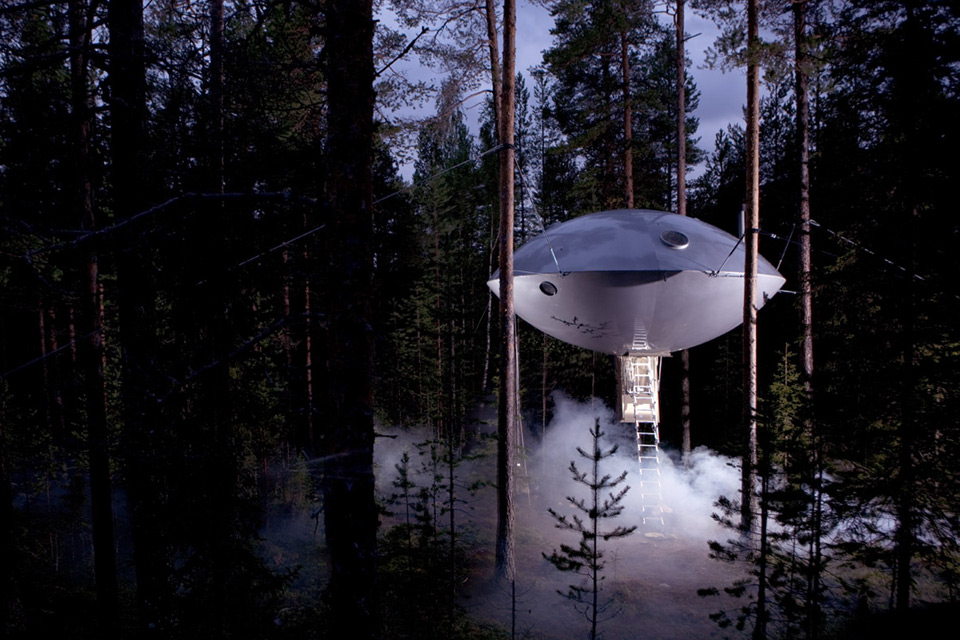 chambre-hotel-science-fiction-vaisseau-spatial-ovni-ufo-treehotel-0