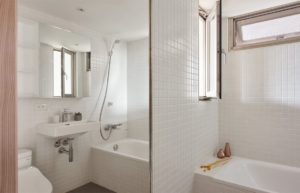 salle-de-bain-miroir-petit-appartement-de-22-m2-a-little-design-17