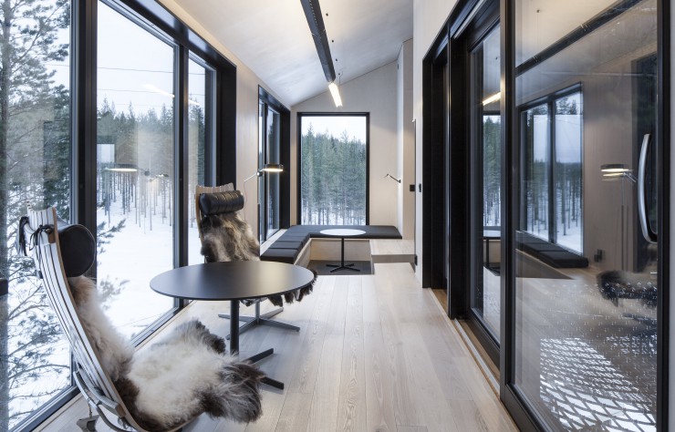 « Scandia Chair » du designer norvégien Hans Brattrud s’habillent ici de fourrure. the-7th-room-treehotel-cabane-perchee-dans-les-arbres-par-snohetta-6