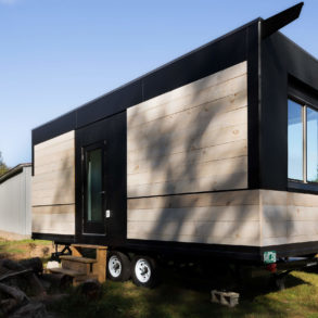 tetraplegique-invente-tiny-house-handicapes-wheel-pad-fauteuil-roulant-linesync-tiny-home-wheelchair-friendly-exterior-facade-outside-black-white-wood-window-sustainable-eco-friendly