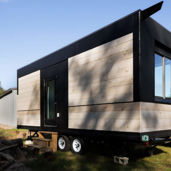 tetraplegique-invente-tiny-house-handicapes-wheel-pad-fauteuil-roulant-linesync-tiny-home-wheelchair-friendly-exterior-facade-outside-black-white-wood-window-sustainable-eco-friendly