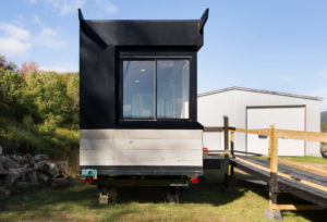 tetraplegique-invente-tiny-house-handicapes-wheel-pad-fauteuil-roulant-linesync-tiny-home-wheels-wheelchair-friendly-facade-exterior-outside-caravan-black-wood-window-rustic-country-modern