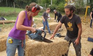 kevin-choquert-parcourt-la-france-a-pied-pour-promouvoir-les-maisons-en-paille-chantier-participatif
